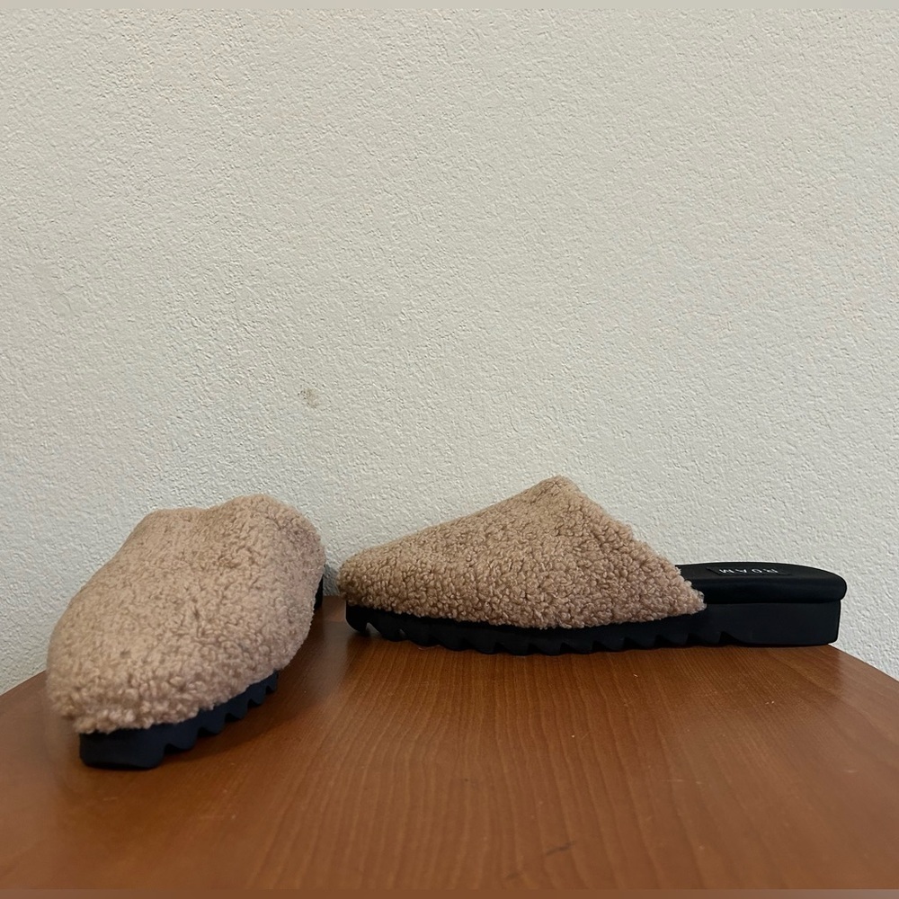Roam Fuzzy Cap Mule Beige Black Faux Shearling Flats Women’s Size 6 Cushioned